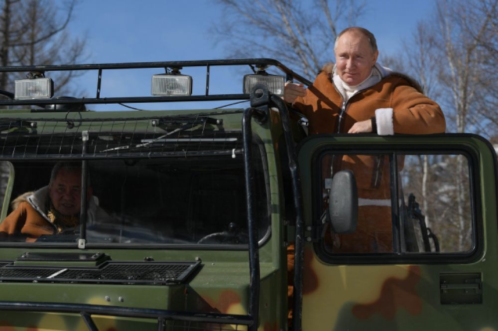 Президент сам сел за руль.