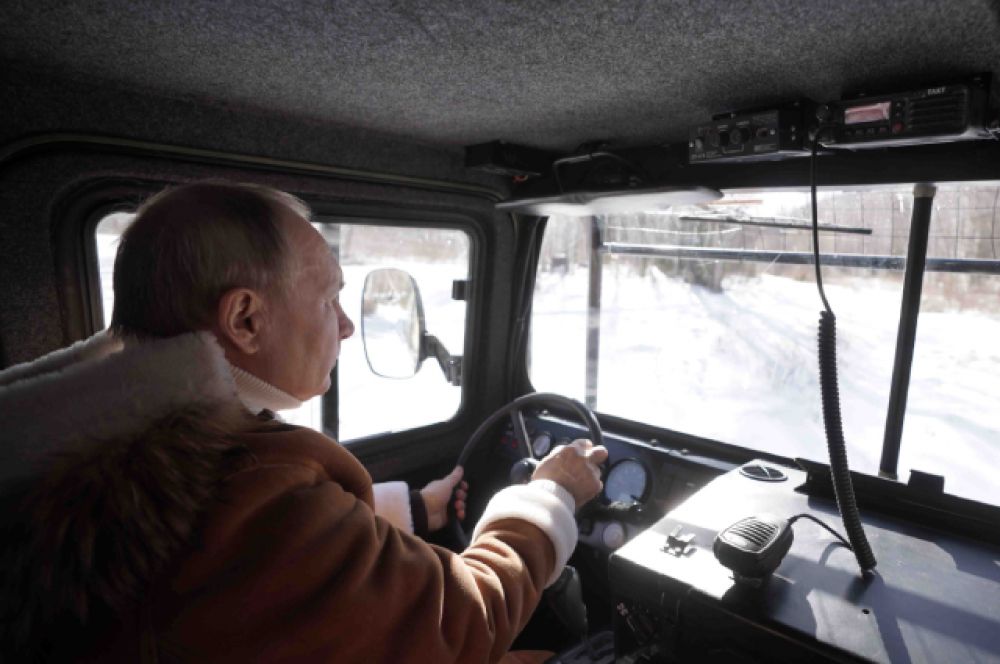 Президент за рулем вездехода.