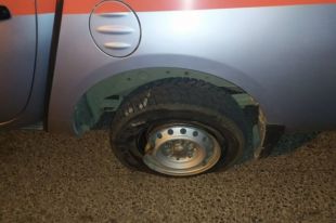 Во Львове крышка люка влетела в автомобиль: погиб ребенок