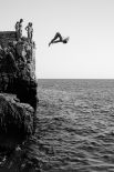 Marijo Maduna (Хорватия). Черно-белая фотография, запечатлевшая момент, когда девушка ныряет со скалы на острове Локрум недалеко от Дубровника, Хорватия, в то время как ее друзья ждут и смотрят.