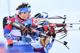 Эдуард Латыпов на огневом рубеже масс-старта среди мужчин на чемпионате мира по биатлону-2021 в словенской Поклюке.