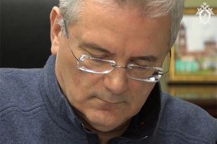 Губернатор Пензенской области Иван Белозерцев, задержанный по подозрению во взяточничестве, во время следственных действий в его рабочем кабинете.
