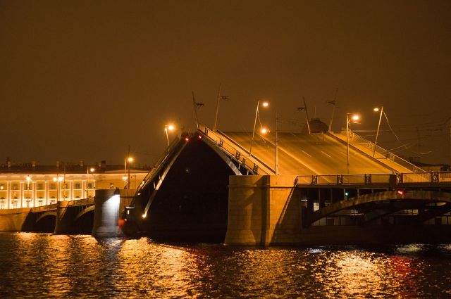 В ночь на 23 марта в Петербурге разведут два моста