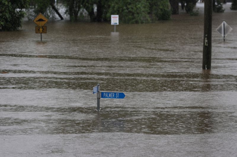 Дорожный знак над поверхностью воды в пригороде Виндзора.
