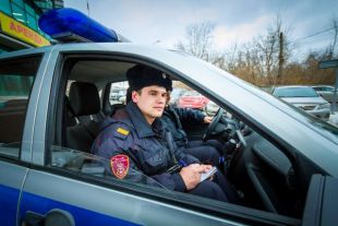 Мужчину на улице заметили сотрудники Росгвардии.