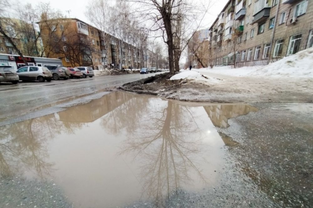 Светлую одежду весной в Новосибирске лучше не покупать. Проверено: почернеет.