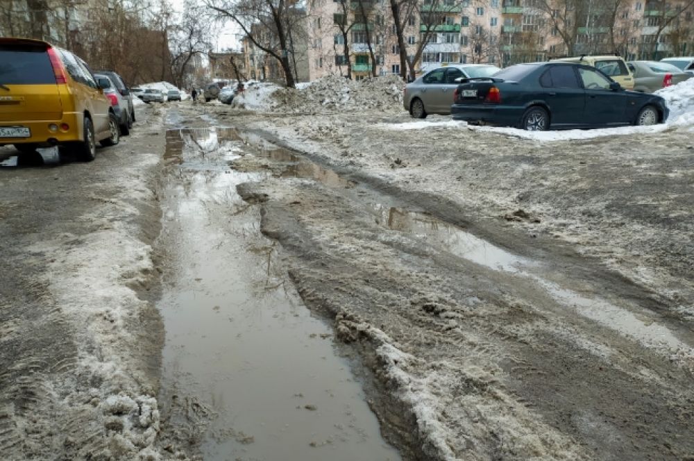 Квест: пройти через двор и не соскользнуть в лужу.