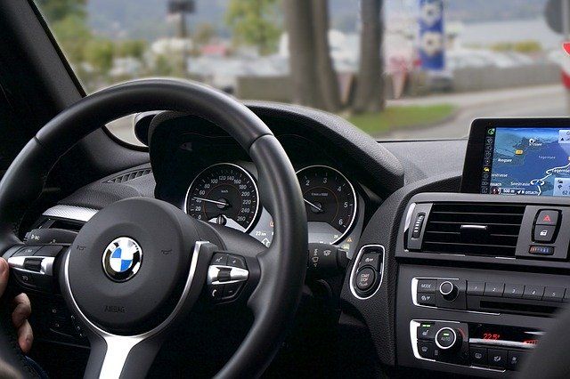 В Анапе водитель BMW устроил дрифт на кольцевом перекрестке у «Горгиппия»