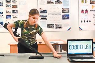 Умение быстро разбирать и собирать автомат помогло школьнице из Казани Камилле Бадртдиновой стать знаменитой. С результатом 10,59 с она установила мировой рекорд.
