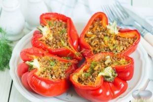 Запеченный болгарский перец, фаршированный гречкой: рецепт вкусного блюда