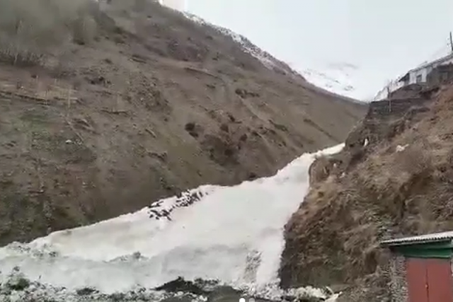 Снежная лавина накрыла три автомобиля в горах Дагестана