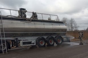 В Волынской области из автоцистерны вытекла азотная кислота.