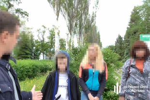 Заломил руки: в Донецкой области полицейский набросился на ребенка