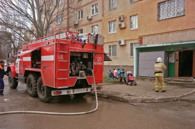 В Севастополе спасатели эвакуировали 20 человек на пожаре