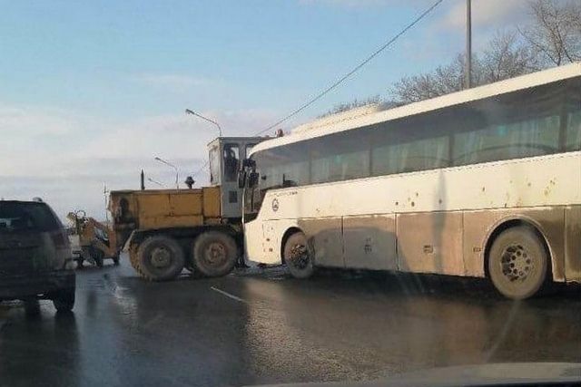На выезде из Челябинска автобус столкнулся со снегоуборочной техникой