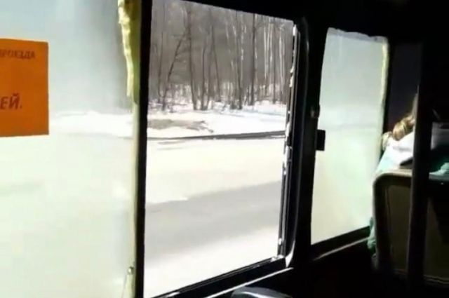 В Хабаровске пригородный автобус вёз пассажиров с разбитым окном
