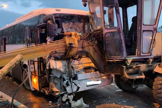 Пассажирка автобуса пострадала в ДТП с автогрейдером под Челябинском