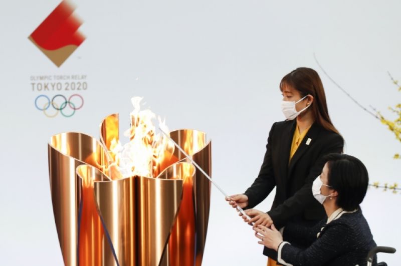 Церемония зажжения олимпийского огня в первый день эстафеты.
