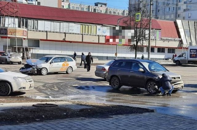 В Туле разбился автомобиль такси из Курска