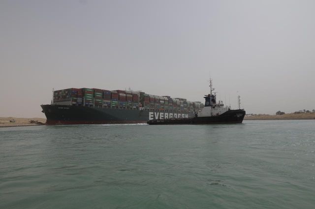 Из-за остановки движения в районе Суэцкого канала заблокированы 150 судов