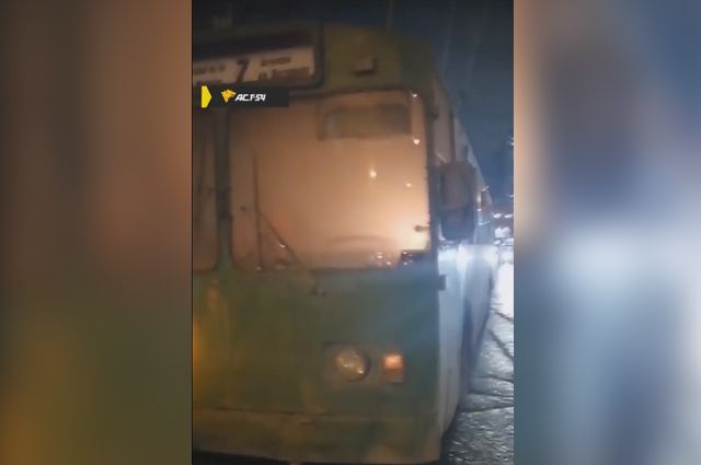 Горящий троллейбус попал на видео в Новосибирске