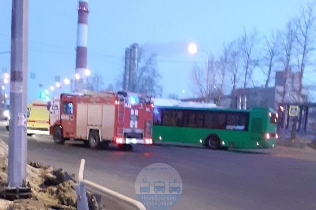 Иномарка столкнулась с автобусом в Челябинске