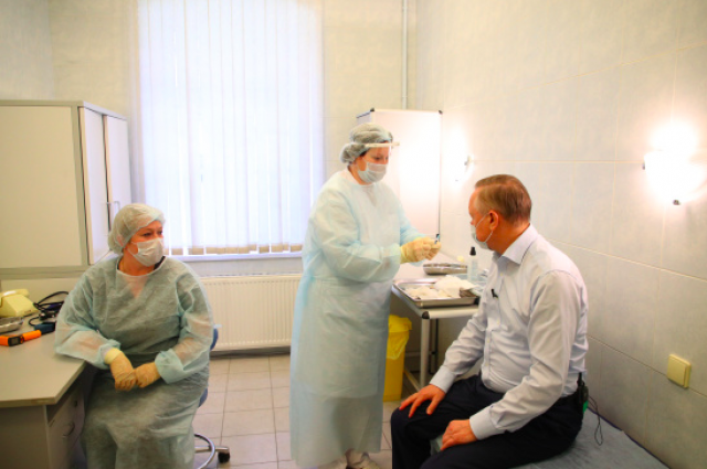 Губернатор Петербурга рассказал о своем состоянии после прививки от COVID