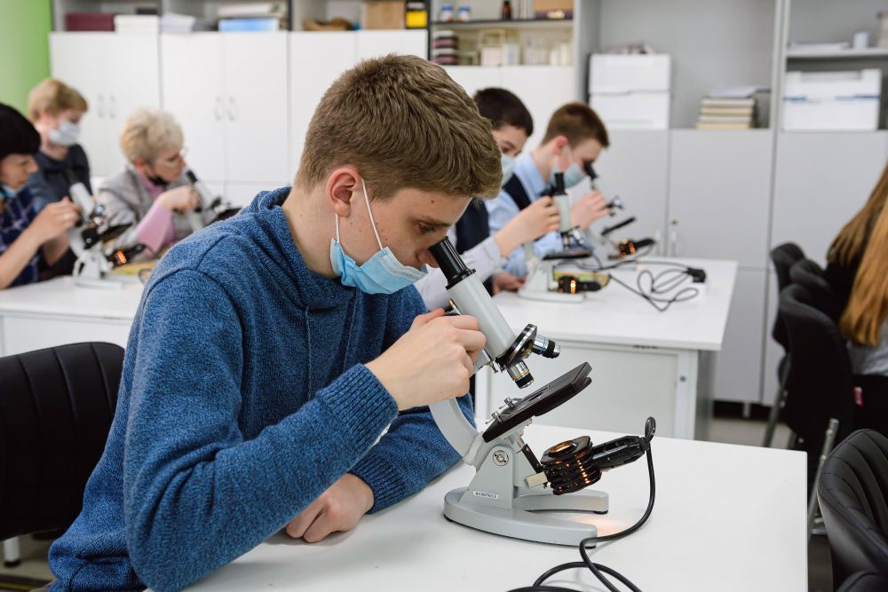 В УДГУ школьники провели лабораторные опыты с микроскопом.