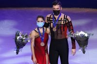 Призеры парного катания на чемпионате мира по фигурному катанию в Стокгольме: Анастасия Мишина и Александр Галлямов.