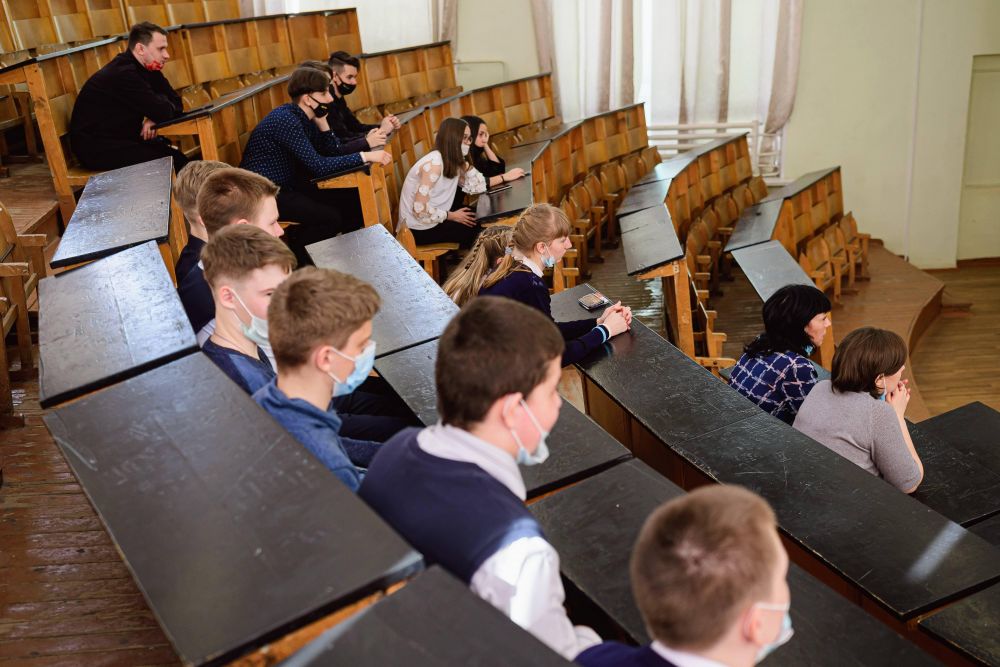Будущие студенты университета примерили места студентов.