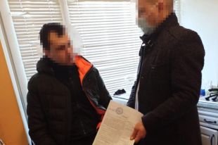 Требовали пять тысяч долларов: прокурора и полицейского задержали на взятке