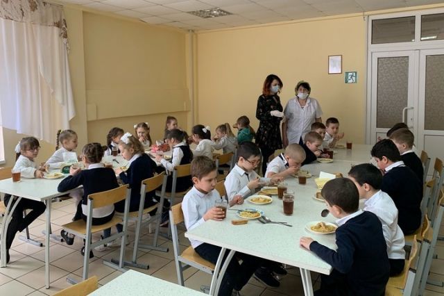 Классом - на обед. Продолжается мониторинг горячего питания школьников