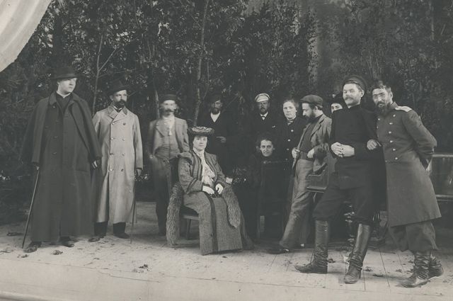 Группа организаторов строительства Народного дома после концерта Ф. И. Шаляпина. 1903 г.