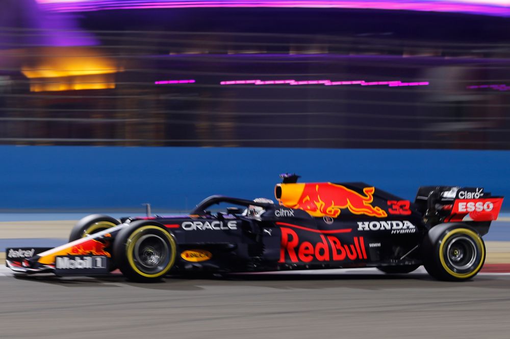 «Ред Булл» RB16B. Пилоты: Серхио Перес (Мексика), Макс Ферстаппен (Нидерланды). Одна из немногих команд, способных составить конкуренцию «Мерседесу». Гонщиков «РБ» в сезоне не раз увидим на подиуме.