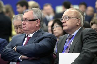 Президент-председатель правления банка ВТБ Андрей Костин (слева) и ректор МГУ имени М.В. Ломоносова Виктор Садовничий.