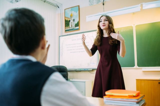 Над едиными принципами системы оплаты труда учителей работают в России