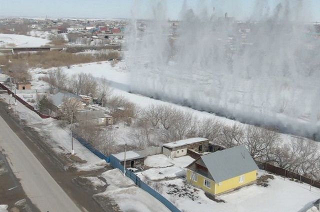 Военные взорвали лед на реках в Челябинской области