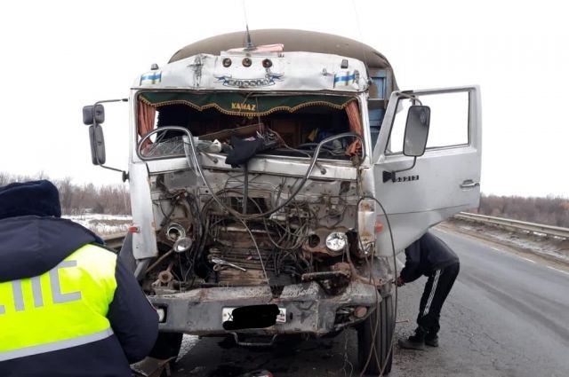 Под Саратовом водитель на КамАЗе протаранил грузовик