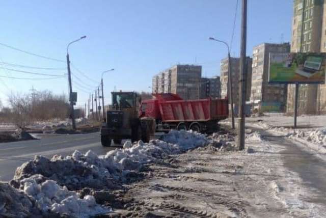 208 единиц техники вышли на уборку улиц в Челябинске
