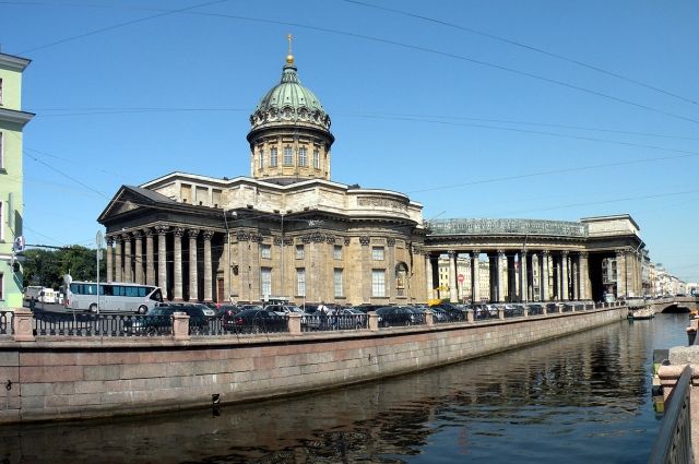 Шумный отдых молодежи на низких авто у Казанского закончился приездом ГИБДД