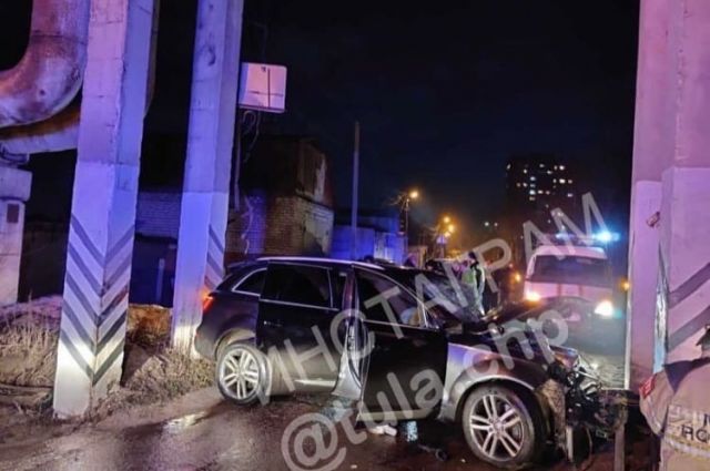 В Туле в аварии пострадали водитель и пассажир Audi Q7