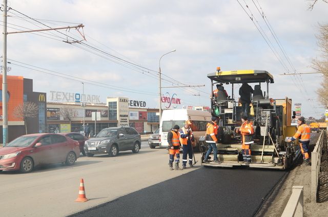 В Брянске приступили к ремонту дорог горячим асфальтом