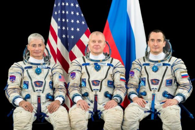 Основной экипаж МКС-65 слева направо: Марк Ванде Хай, Олег Новицкий, Петр Дубров.