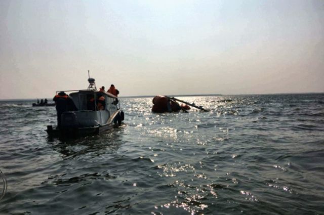 Упавший в Куршском заливе вертолет пока не подняли со дня