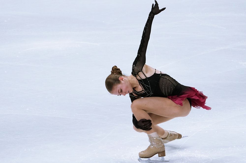 Александра Трусова была в шаге от провала на чемпионате мира, коогда после короткой программы опустилась на 12 место. Но выиграв произвольную, сумела подняться на третью строчку и закрыть российский пьедестал впервые в истории чемпионатов мира в женском катании.