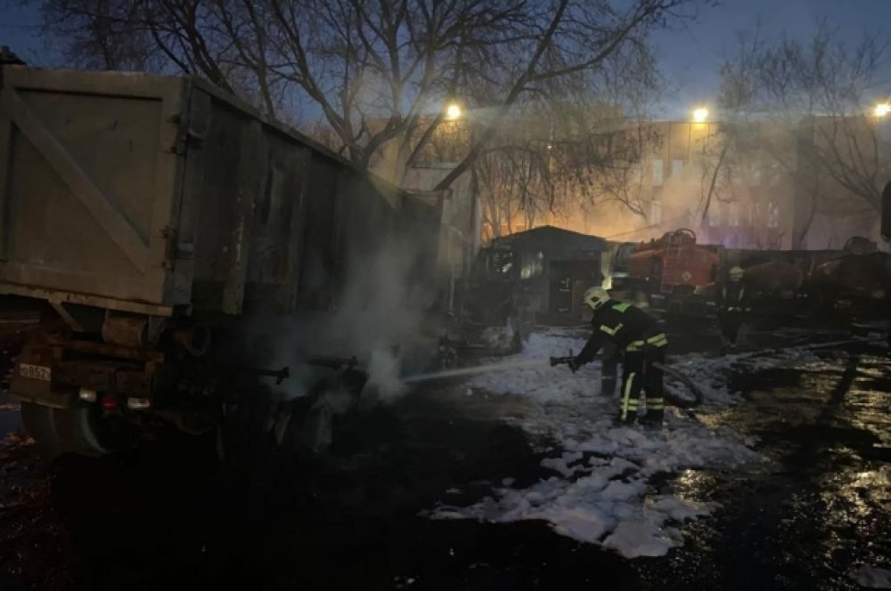 пожар на улице добролюбова. пожар на северо востоке москвы сейчас. пожар. пожар на северо востоке. пожар в автосервисе в москве.