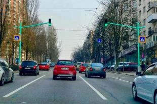В Киеве появились светофоры со светодиодными консолями.