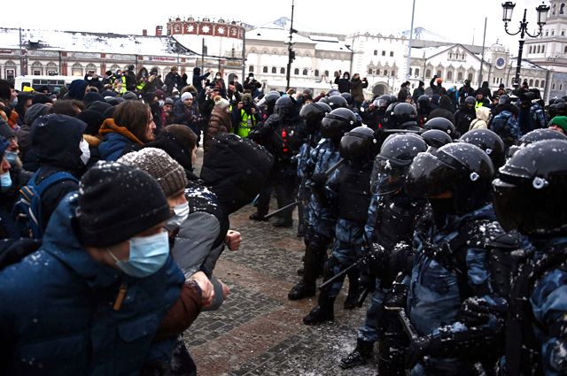 Сотрудники правоохранительных органов и участники несанкционированной акции протеста в Москве.