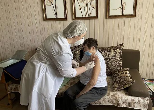 В Хабаровском крае в апреле начнут вакцинацию от COVID-19 на дому
