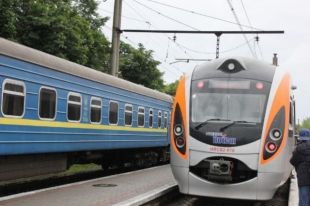 УЗ возобновила движение поездов после аварии Интерсити.